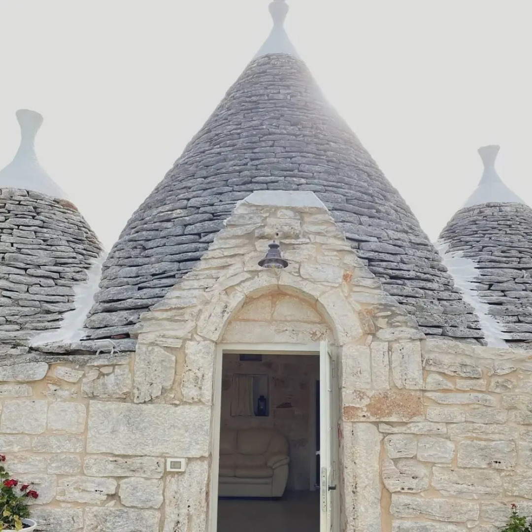 Antico trullo ristrutturato con piscina e giardino