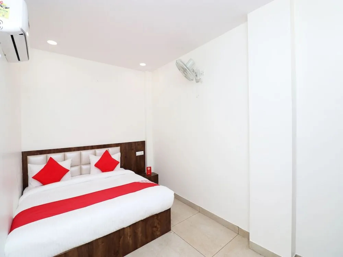 Oyo 28246 Rohtak Residency
