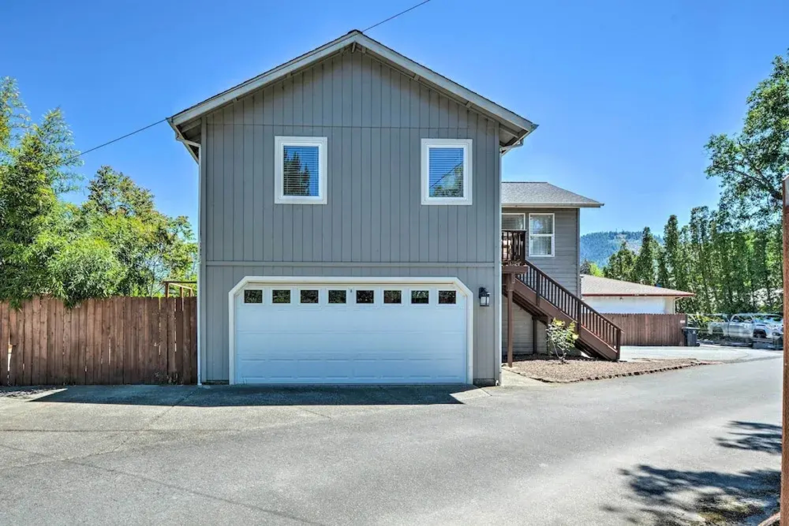 Close to Parks & Brews: Sunny Grants Pass Apt!
