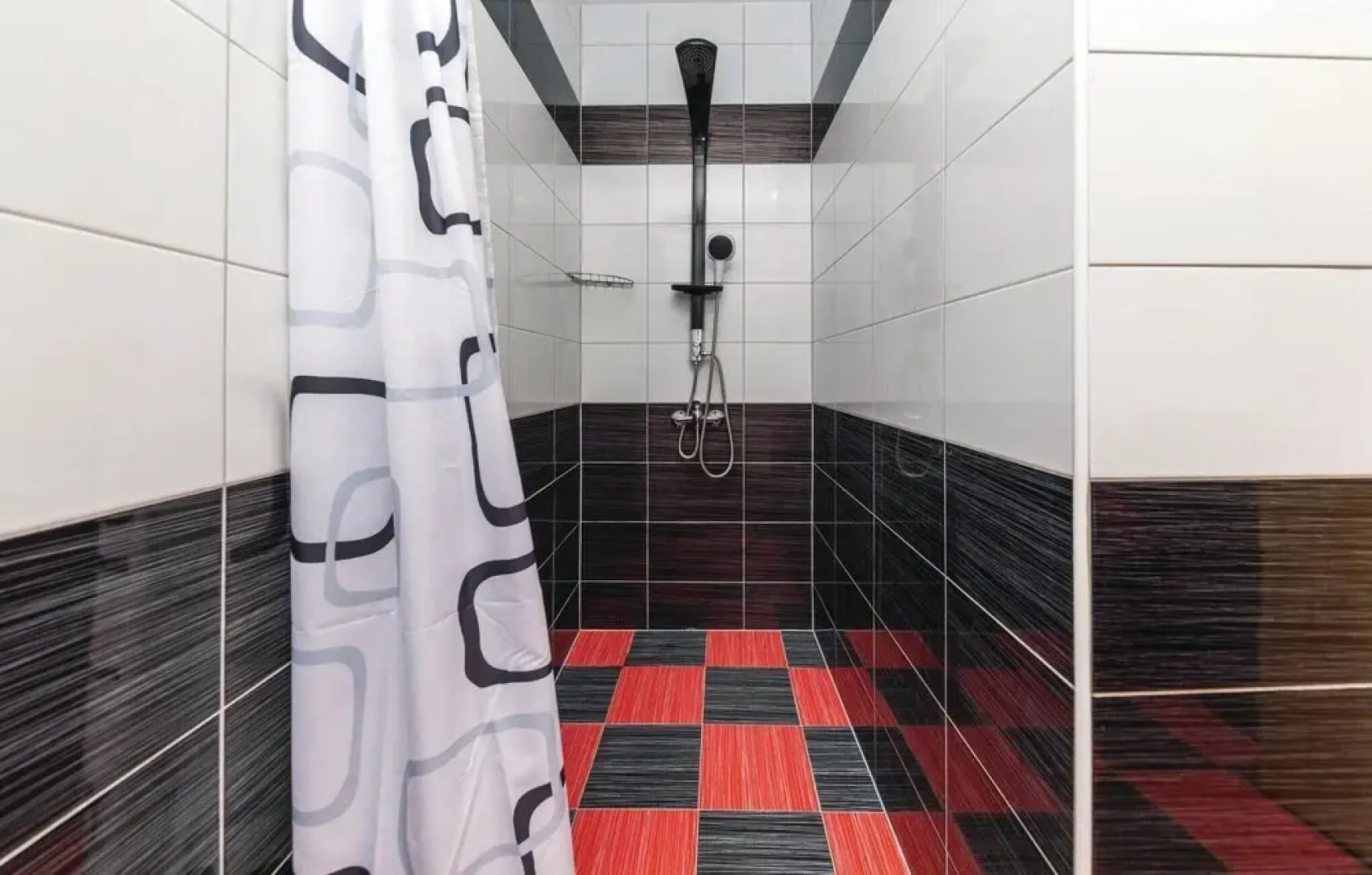 Stunning Home in Kastel Stari With Wifi, 6 Bedrooms and Jacuzzi