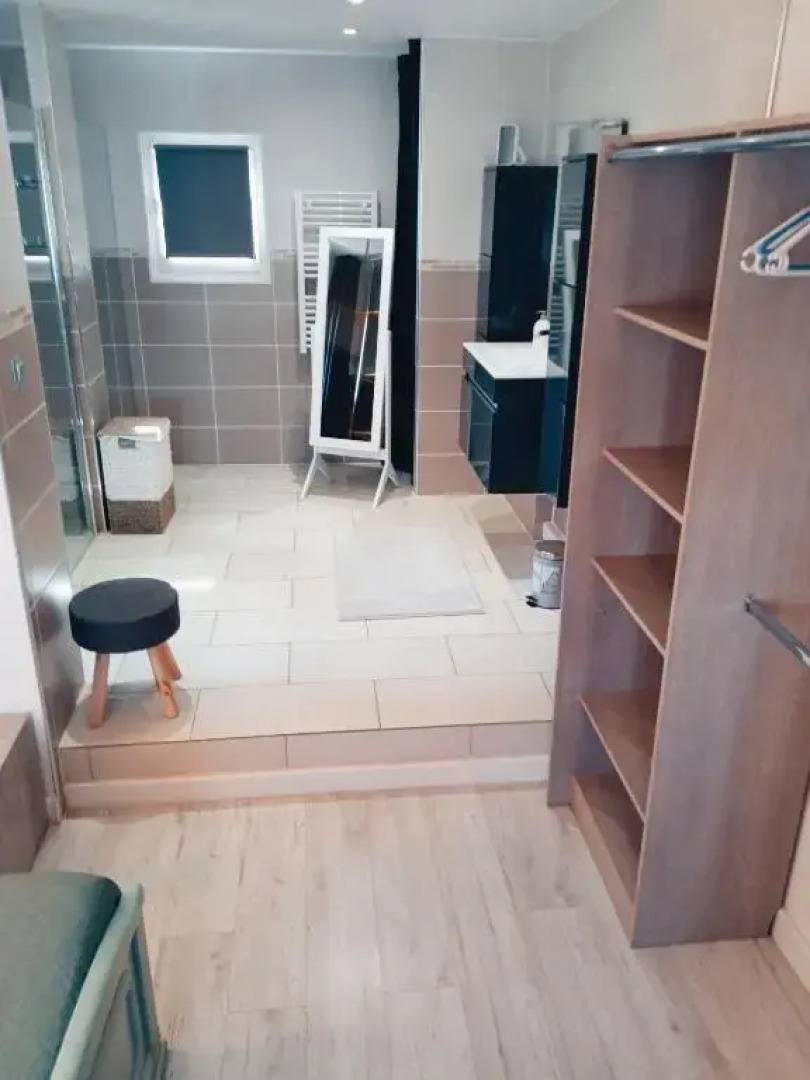 Appartement spacieux 10 mn plage wifi stationnement