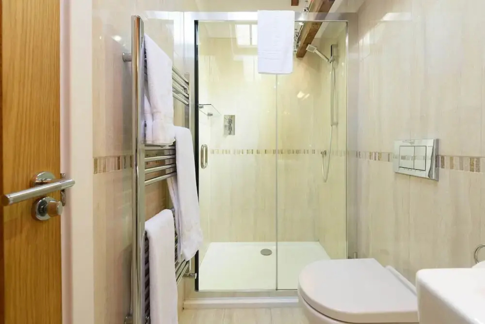 The Britannia Inn & Waves Restaurant