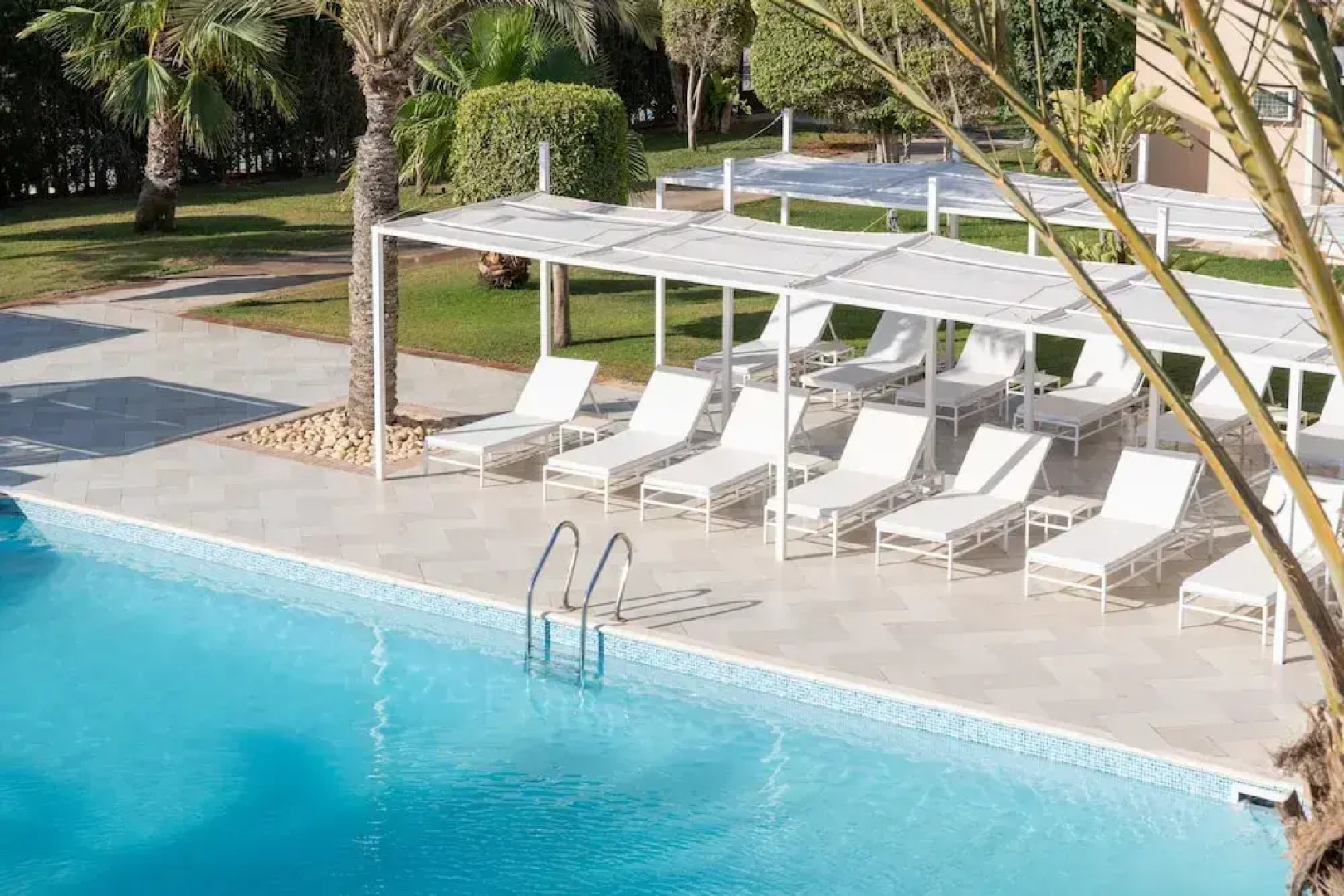 Almazino, Almaza Bay