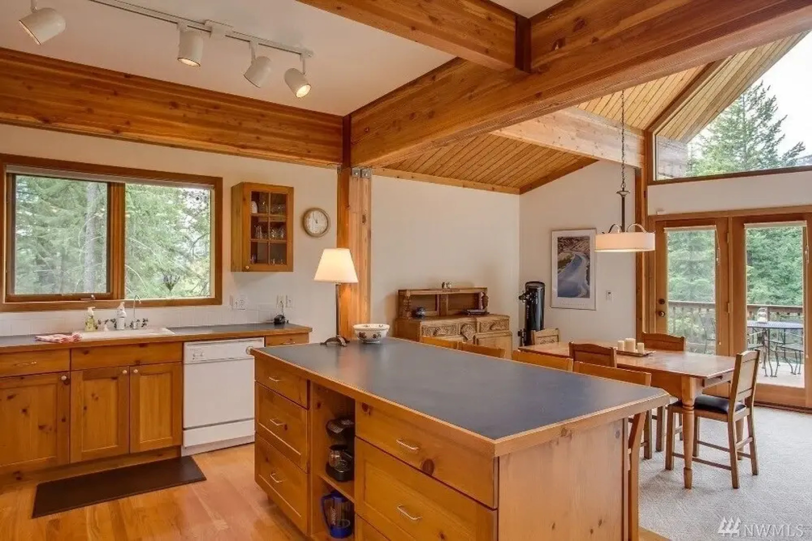 Timber View Lodge - Three Bedroom Home with Hot Tub