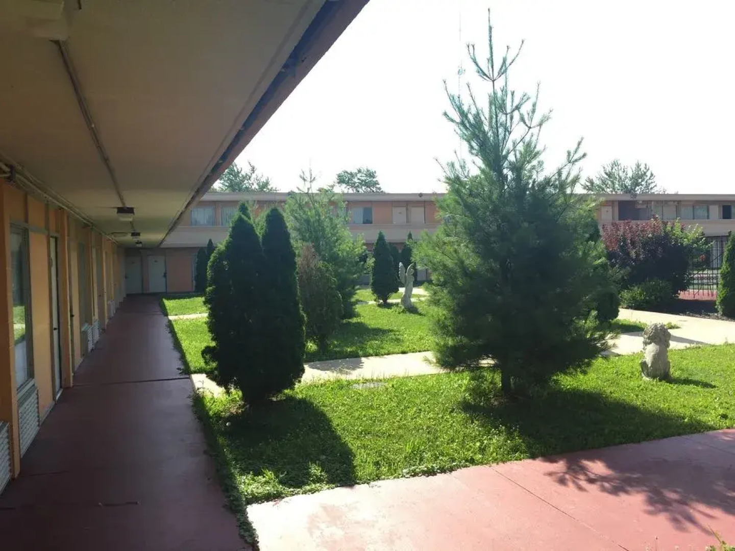 Red Carpet Inn & Suites - Muncie