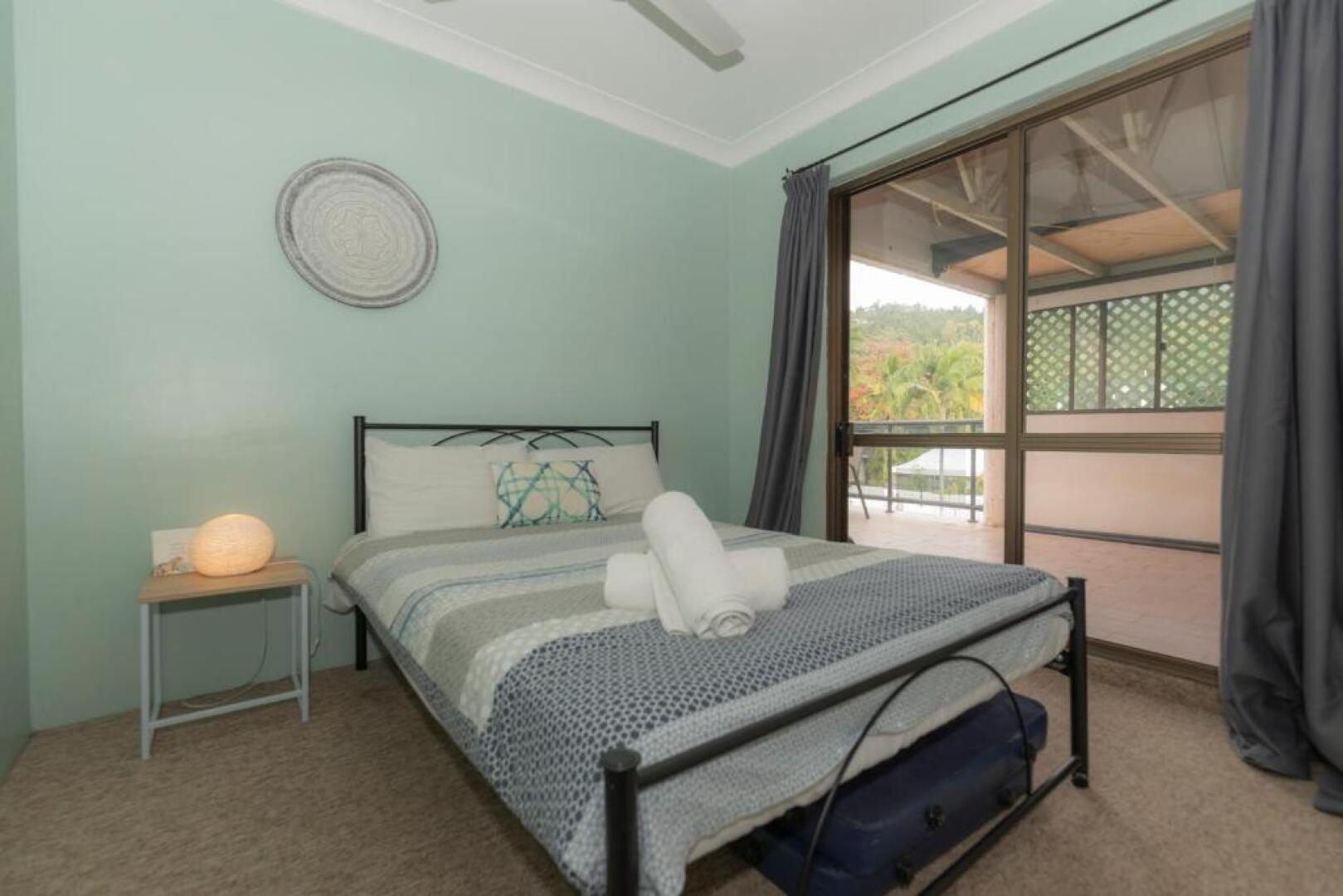 2 Bedroom Unit, Centre Of Airlie With Town View