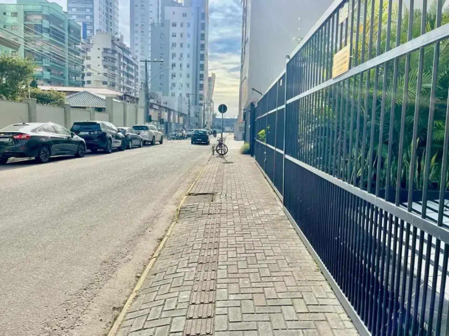 Apto amplo no coração da meia praia a 130m do mar