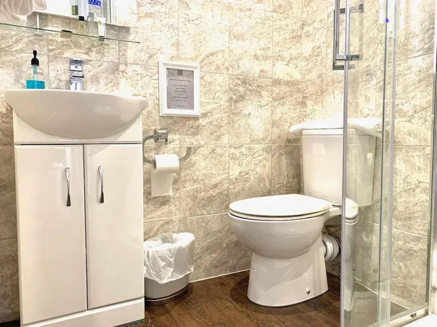 The Farmhouse - Sleeps 12 With Private Grounds