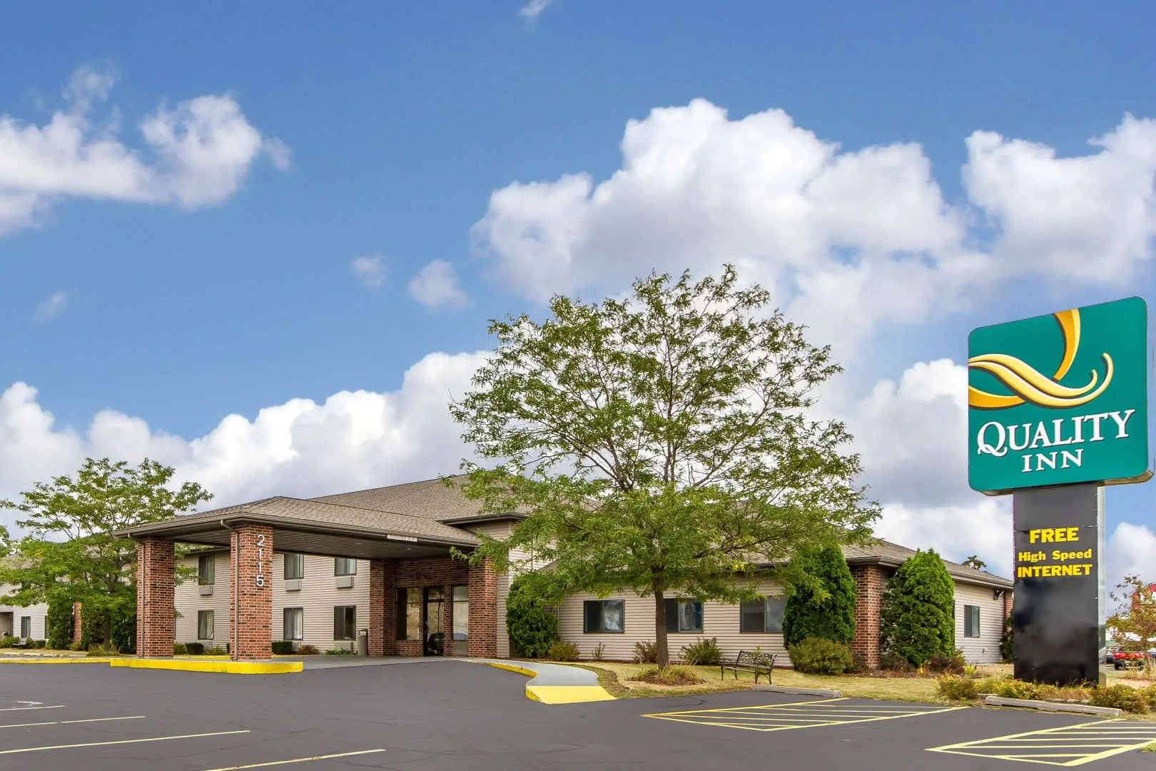 AmericInn by Wyndham Reedsburg