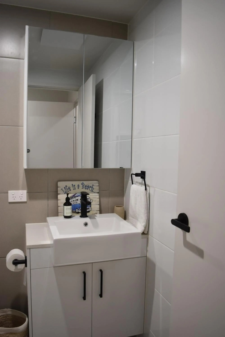 NEW UPMARKET COMFORTABLE 2 Bed, 2 Bath, OCEAN VIEWS, 250m to BUDDINA BEACH!
