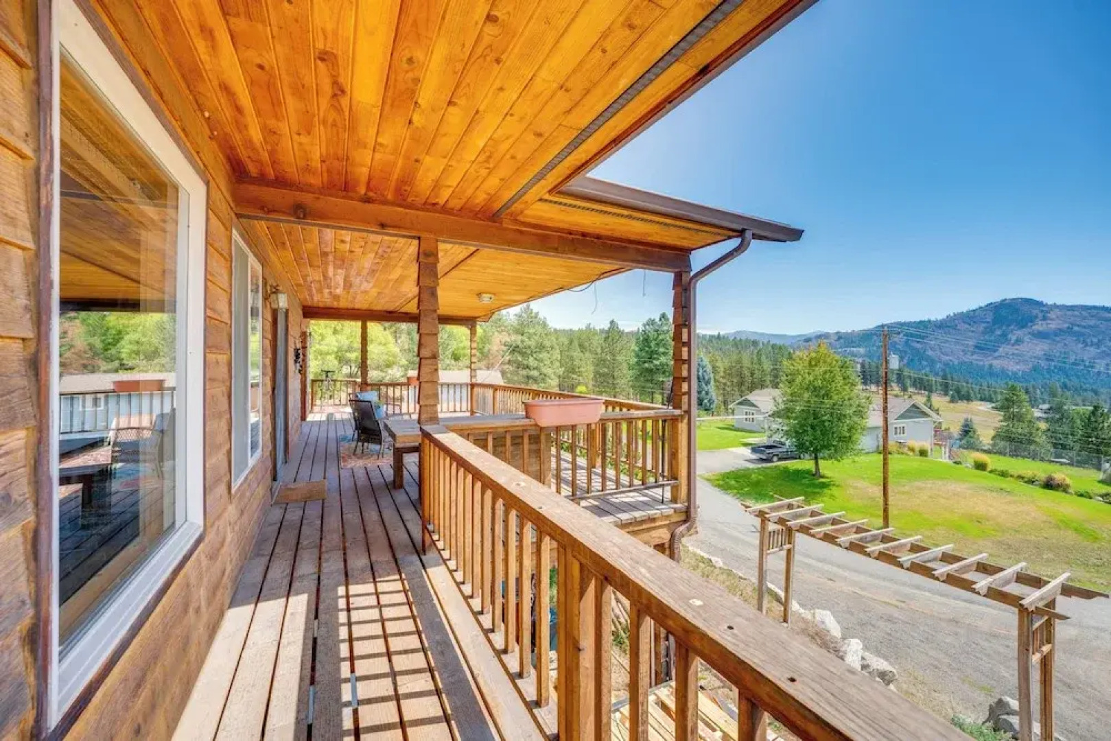 Mtn-view Getaway w/ Spacious Deck in Republic!