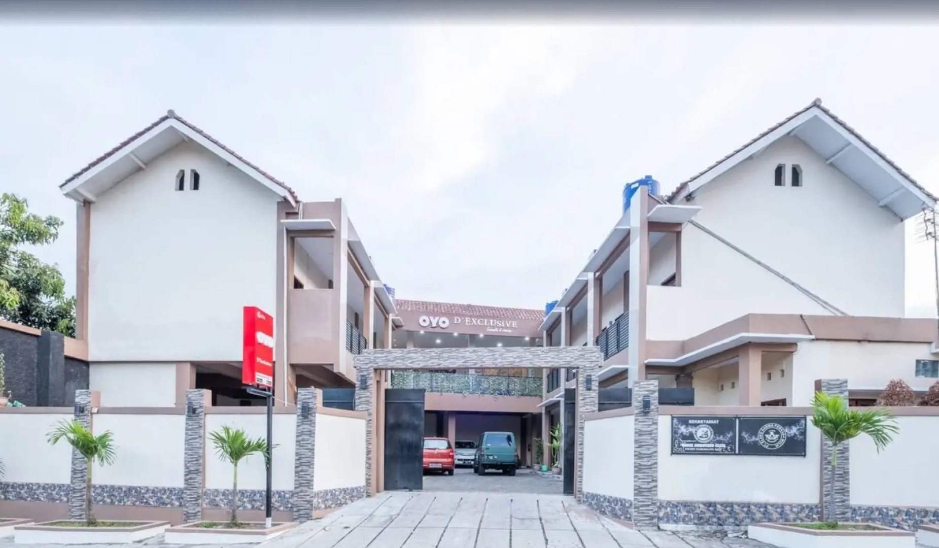 OYO 876 D' Exclusive