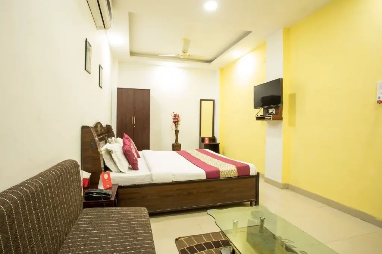 Hotel New Luxury Royale By OYO Rooms