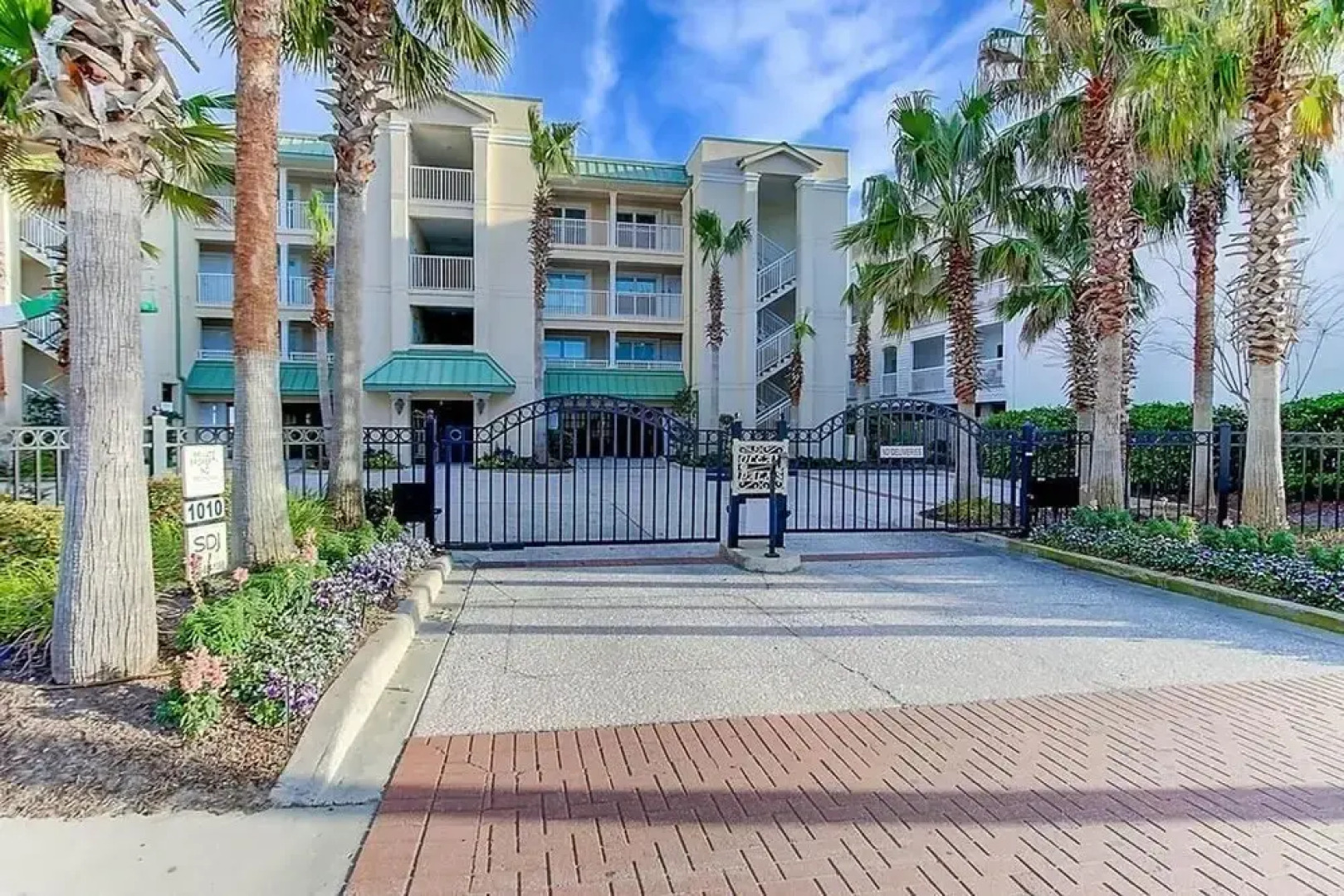 1010 Ocean Palms 201