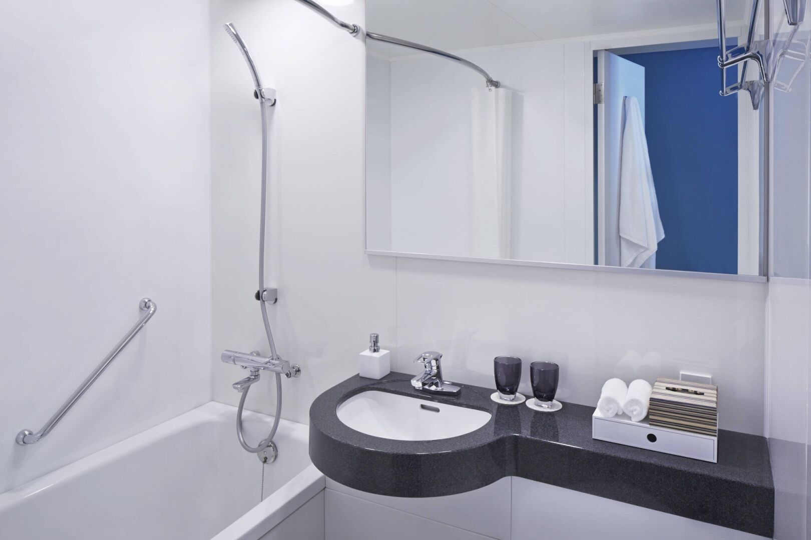 Отель Courtyard by Marriott Tokyo Station