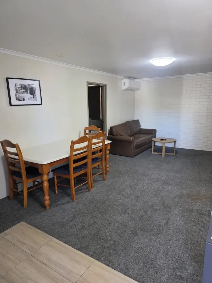 Morayfield Tavern & Motel