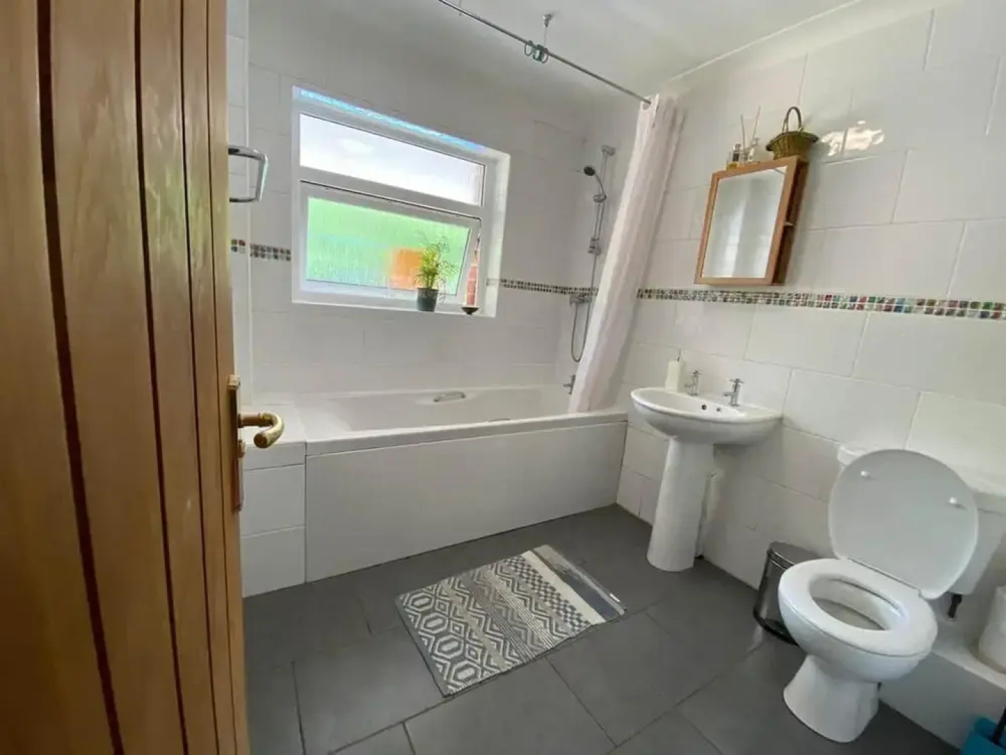 Family Home With Large Garden and Pool Near Totnes