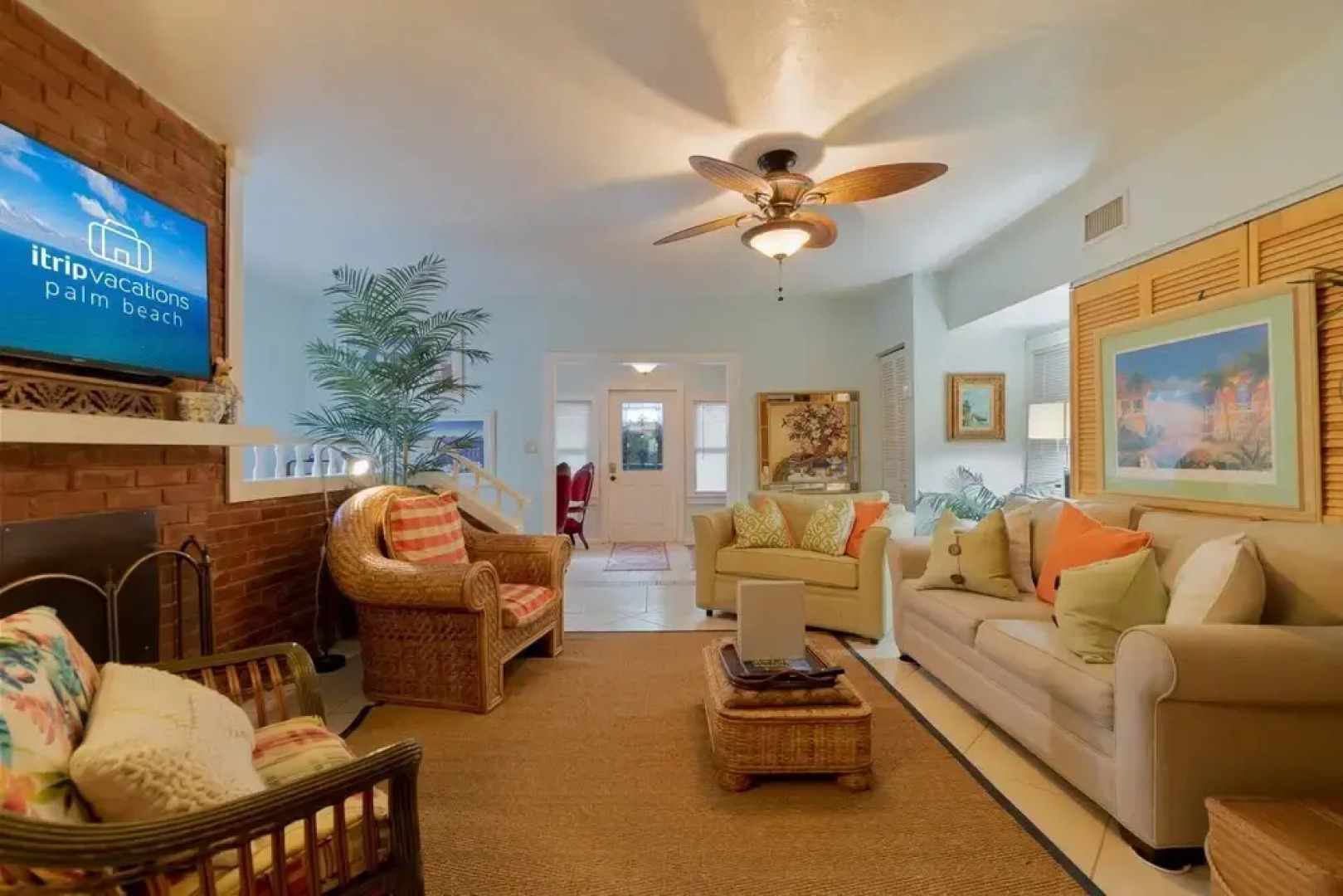 The Secret Garden - The Cottage Near Beach, Shops, Restaurants, Pet Friendly, Close to Lucerne Ave!