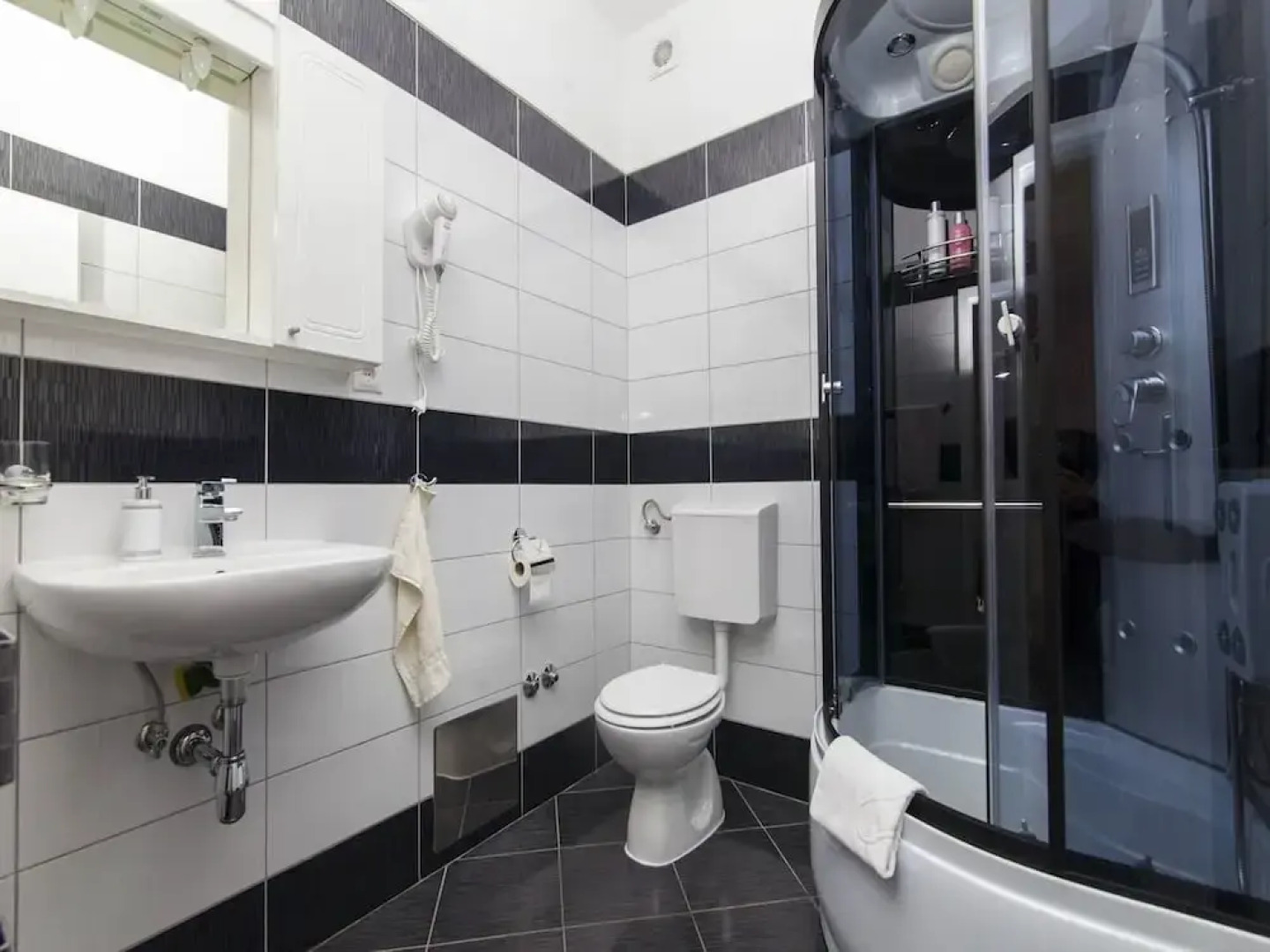 Restful Villa in Brodarica With Sauna