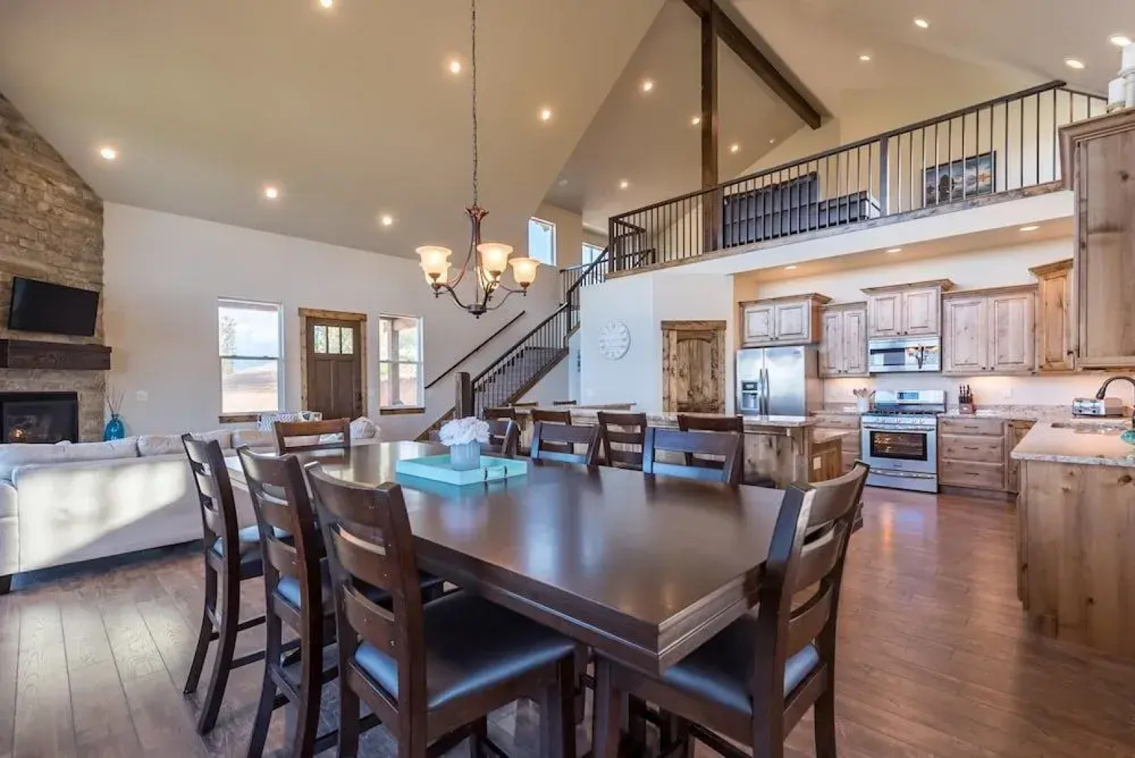 Floor to Ceiling Lake Views - Perfect Family Getaway