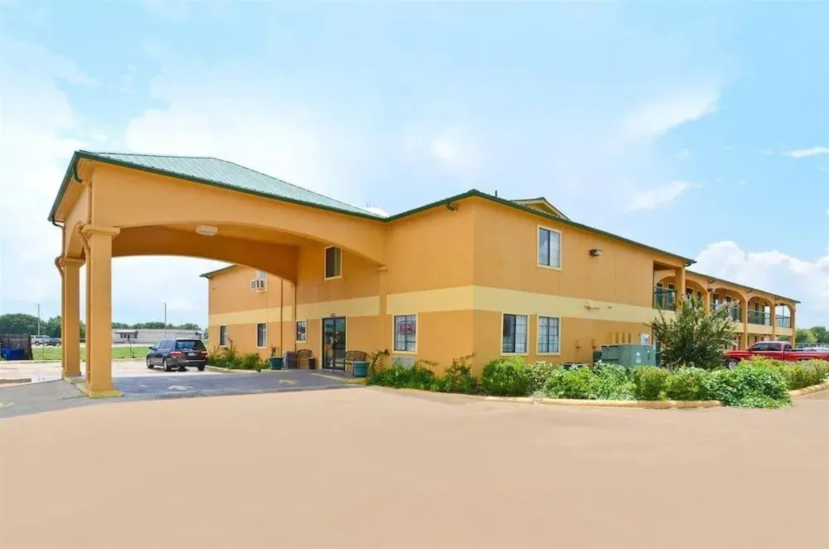 Pine Point Inn & Suites