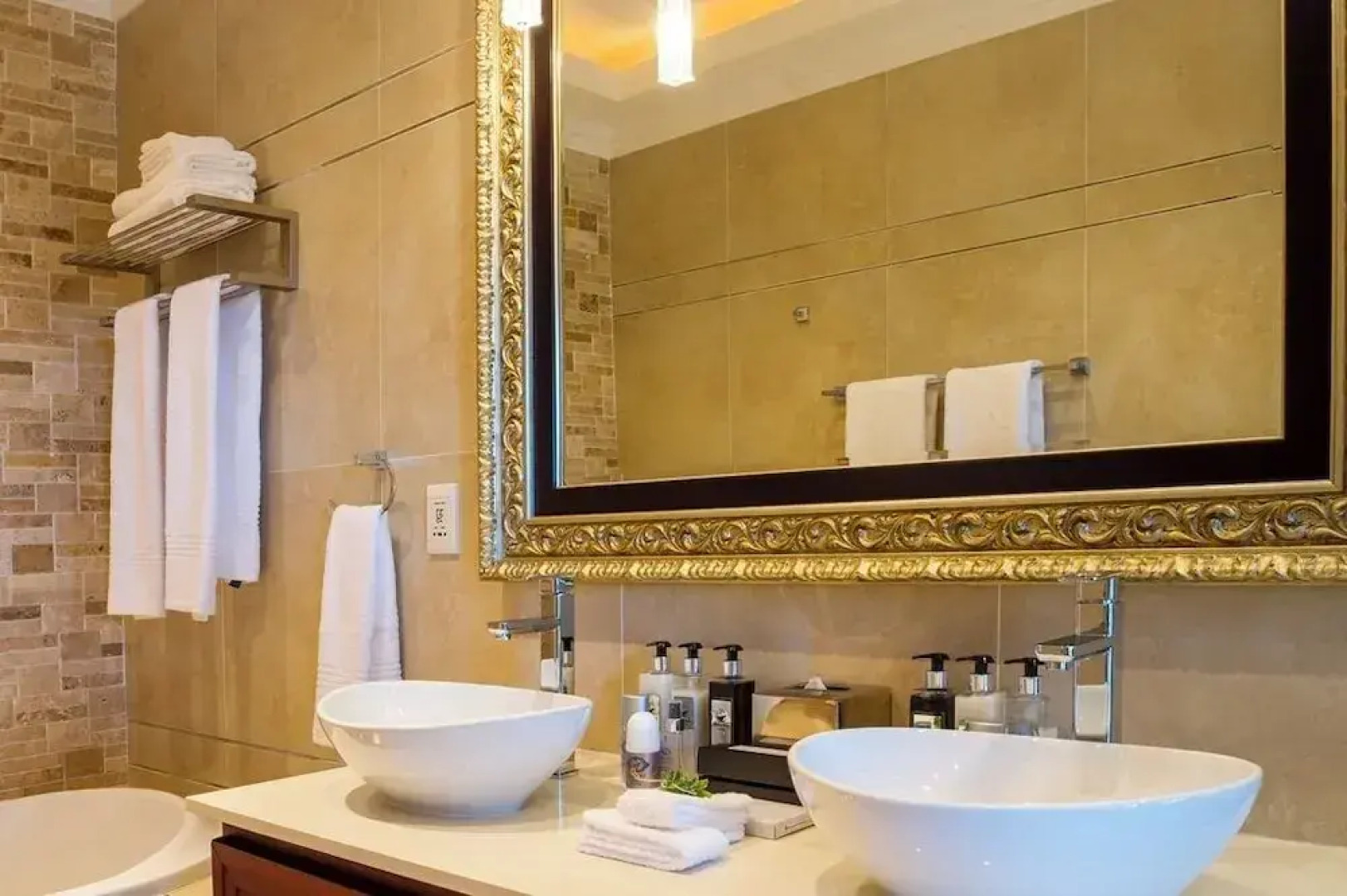 Royal Mukumbura Boutique Hotel