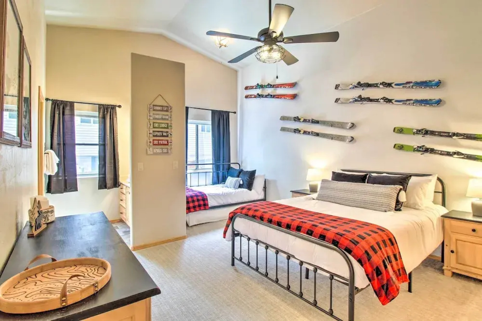 Hot Tub & Game Room: All-season Pinetop Cabin