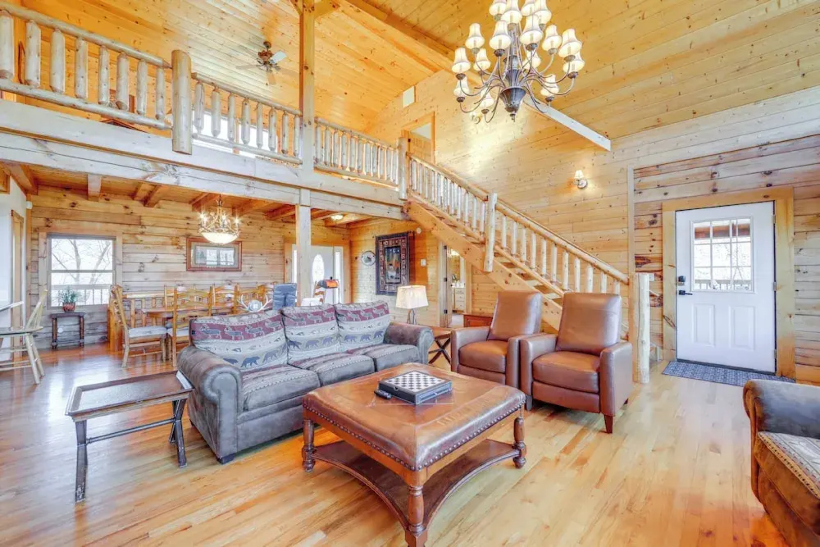 Luxury Mountain Cabin With Hot Tub & Pool Table!