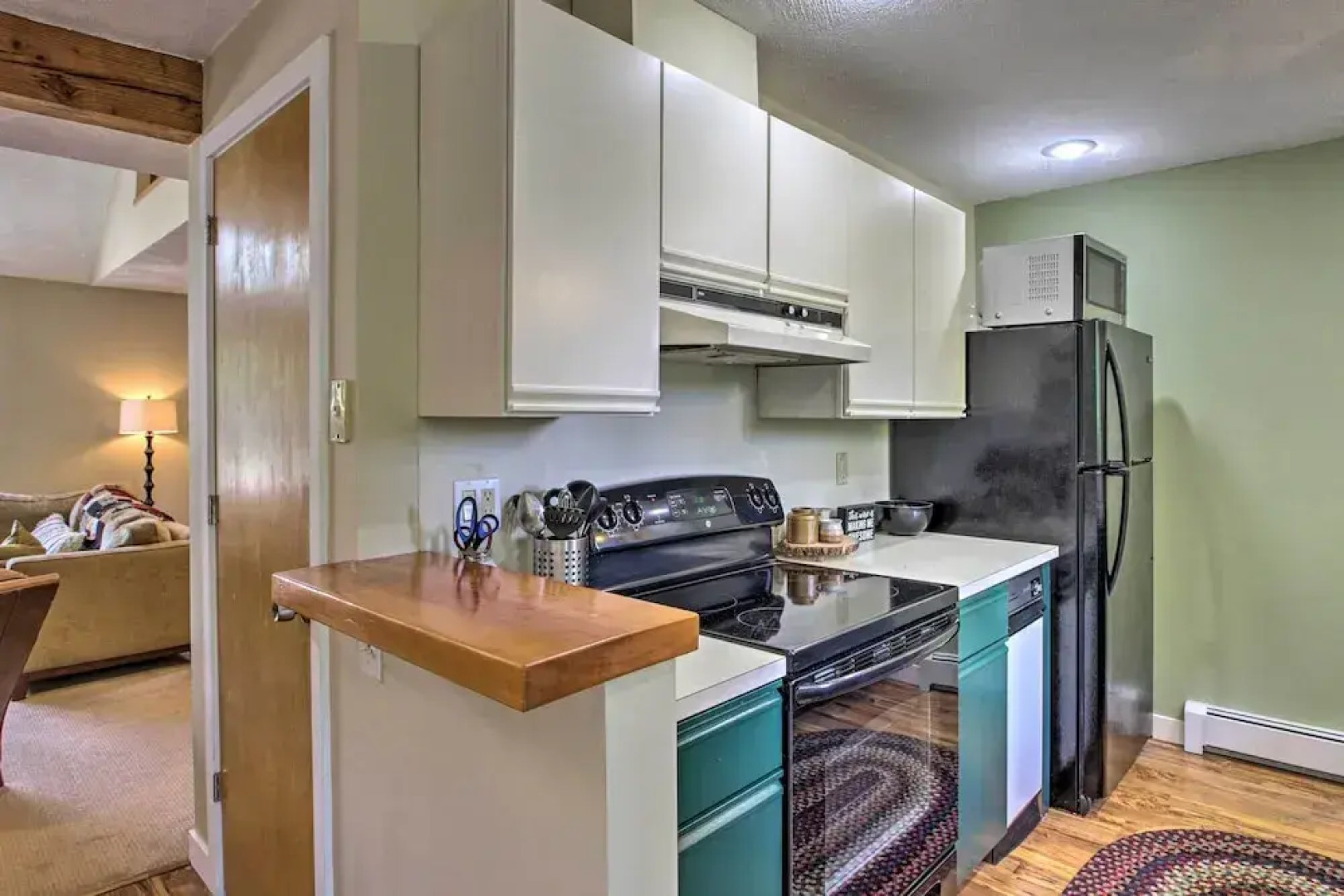 Bartlett Condo w/ Mtn-view Deck < 1 Mi to Skiing!