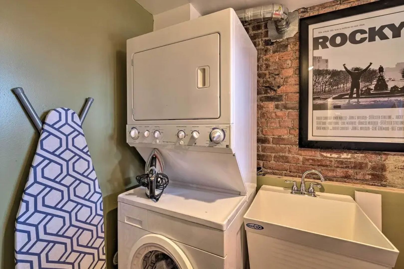 Charming Apt W/patio: Walk to Downtown Albany