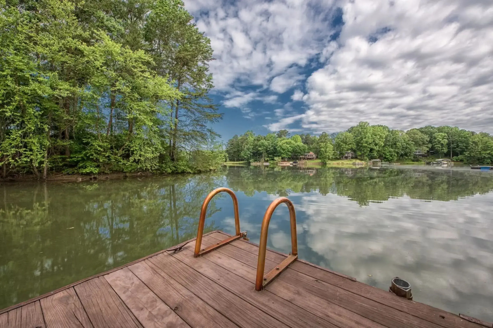 Lakefront 6bdr, Priv Dock, Game Room, Firepit Jake's Lake House by Avantstay