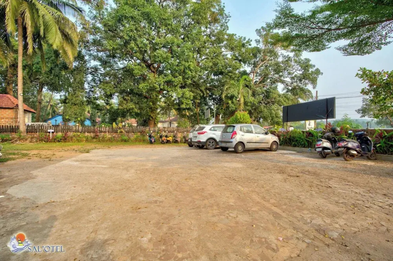 Salotel- near Mae De Deus Church