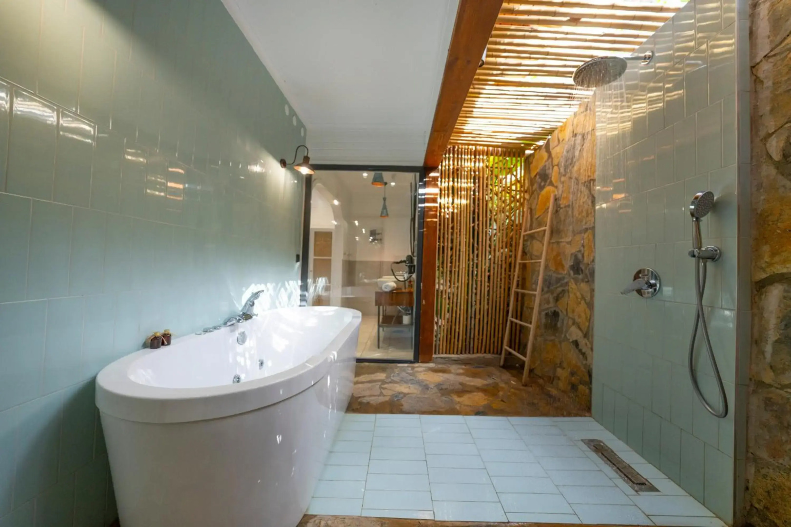 Lov Faralya (+16 Adults Only)