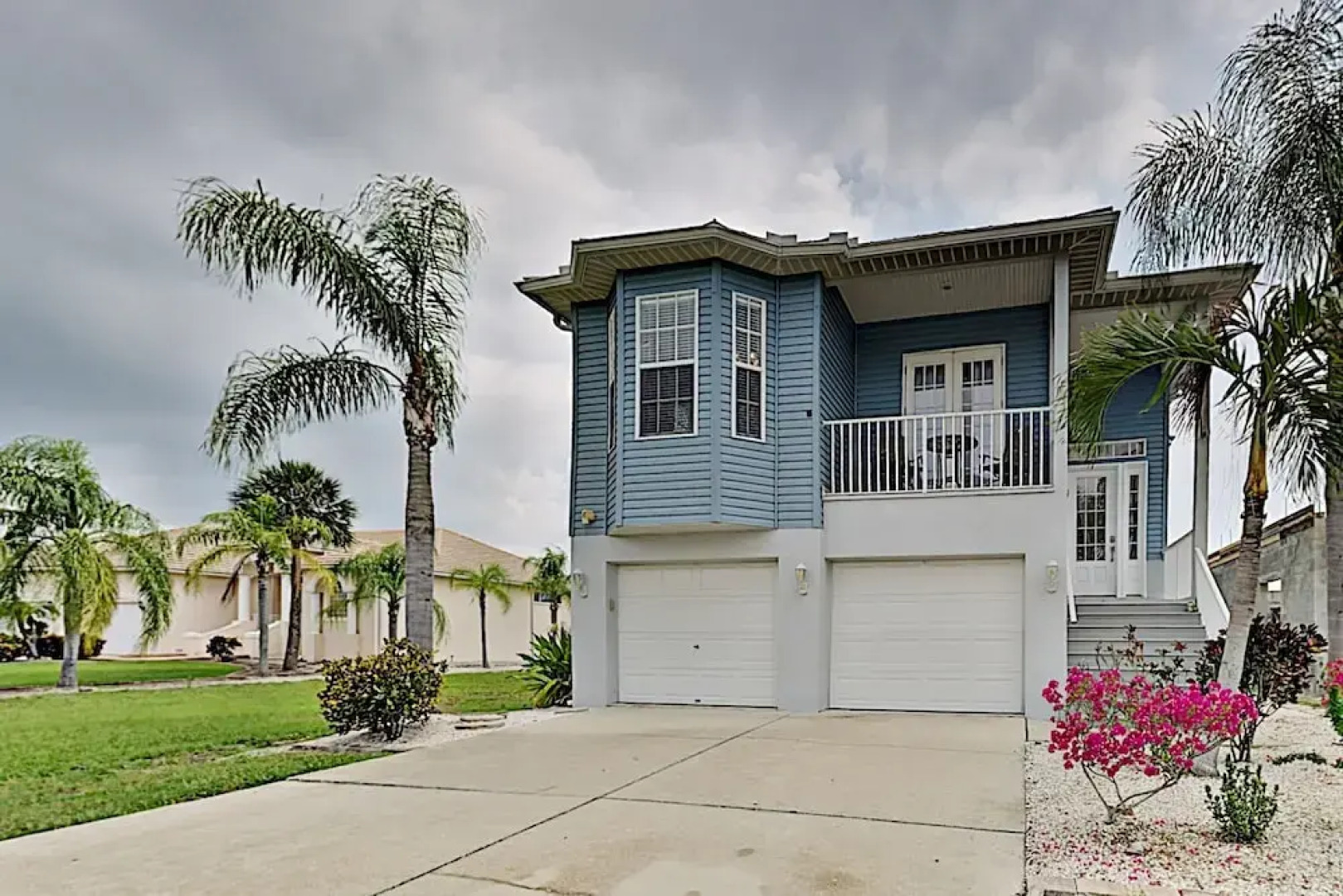 Immaculate Canal W/ Pool, Dock & Game Lounge 4 Bedroom Home