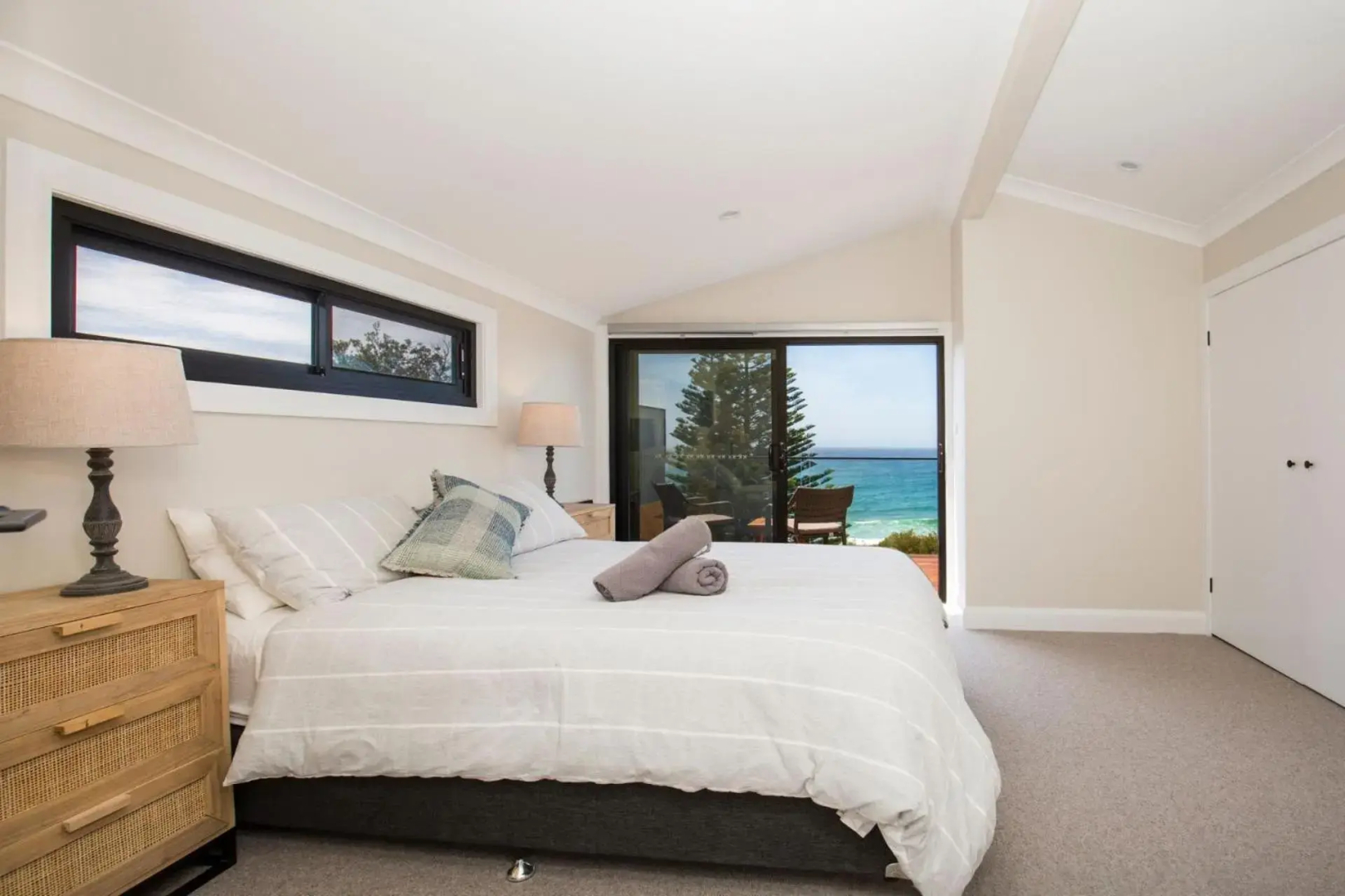 Seaview - Pet Friendly with Stunning Views - 1 Min to Beach