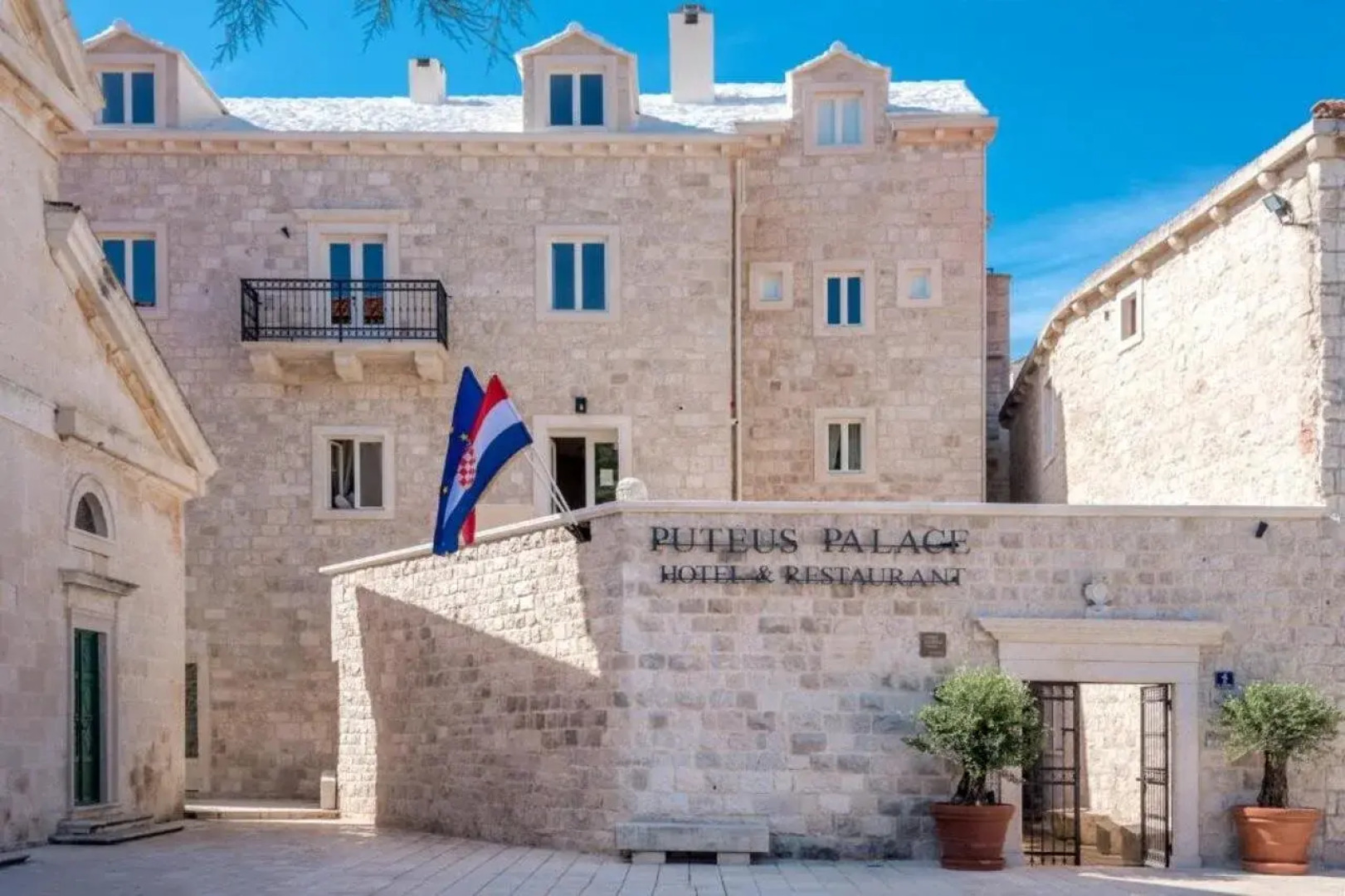 Puteus Palace Brac