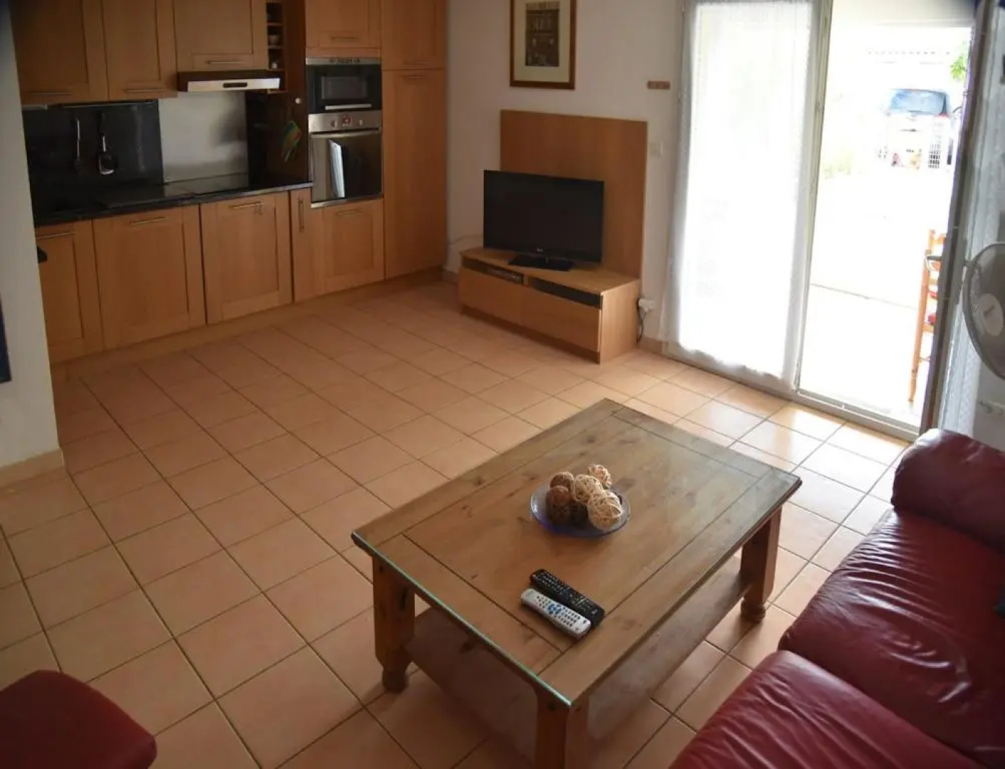 Belle villa 2 chambres terrasse sud parking privatif dans résidence sécurisée avec piscine commune 800 m de la mer LRCS61