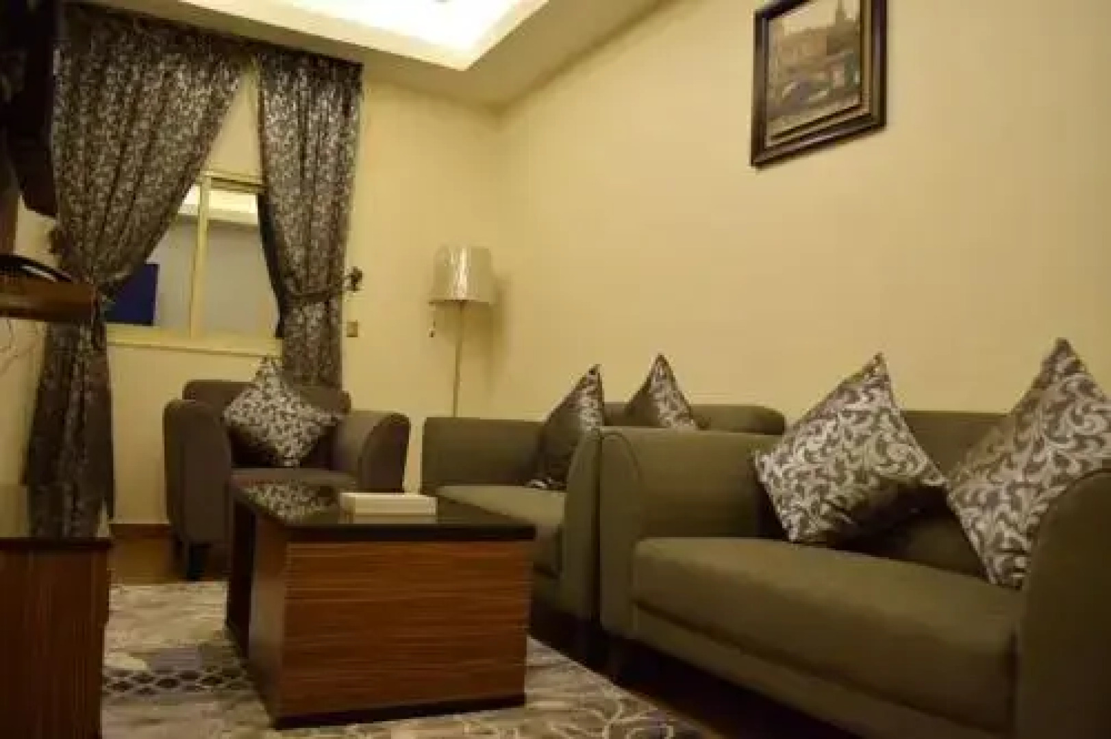 Al Shiraz Suites