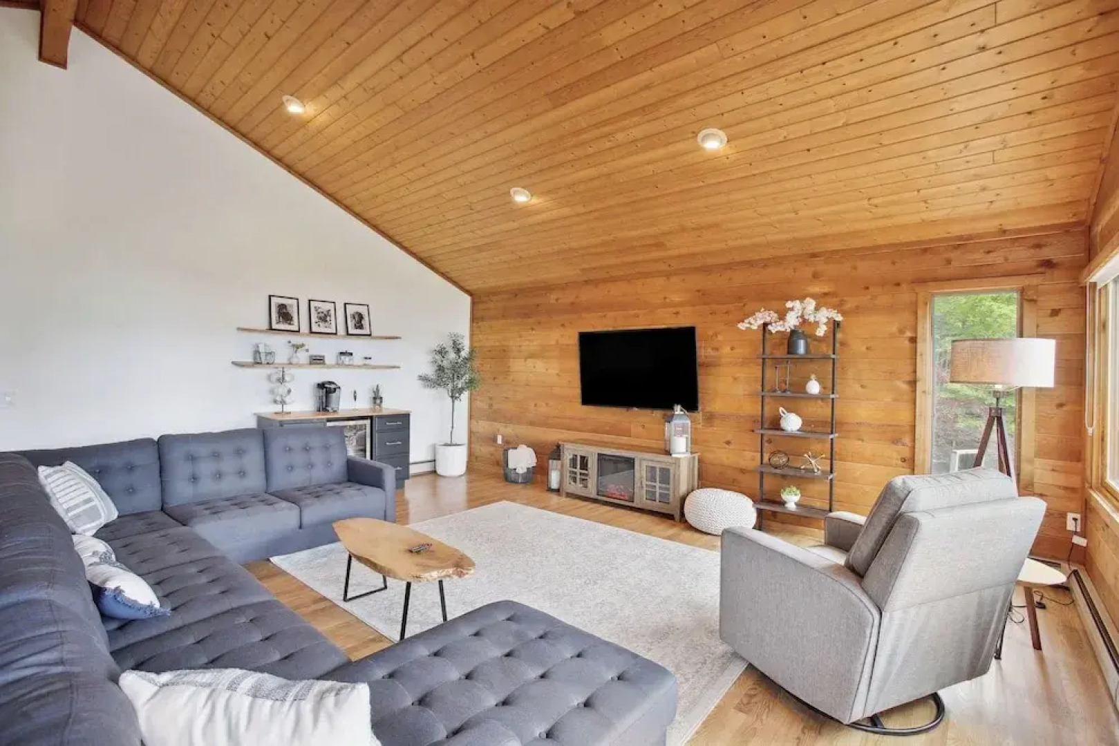 Crystal Lake Vacation Rental, 3 Mi to Betsie River