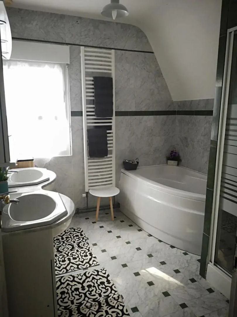 Lilly bulles en Champagne piscine et jardin privée