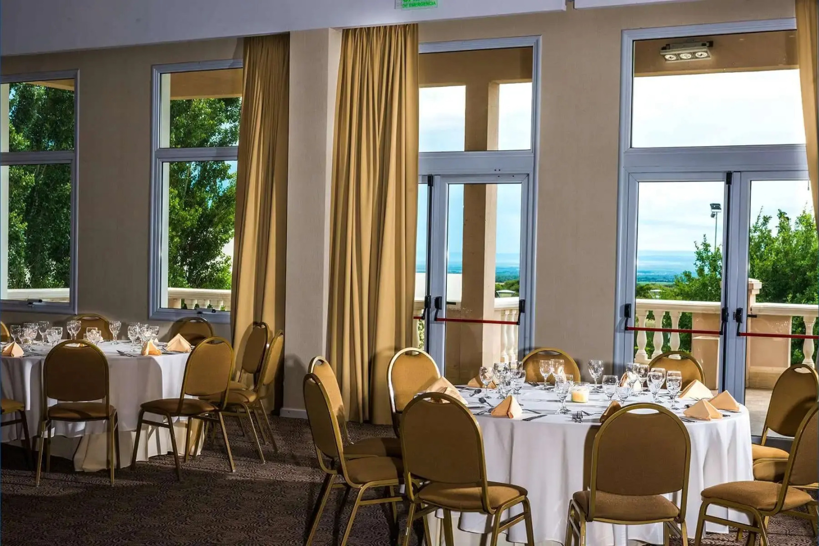 Howard Johnson Hotel & Convention Center by Wyndham, Merlo