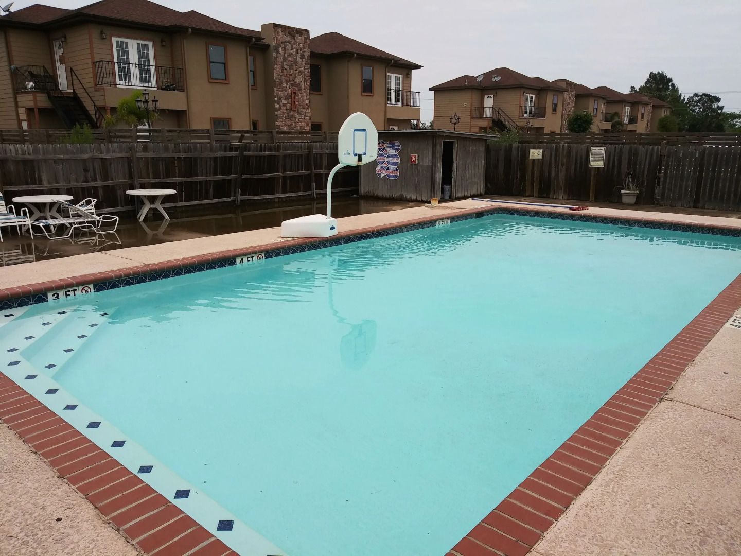 Deluxe 6 Inn & Suites