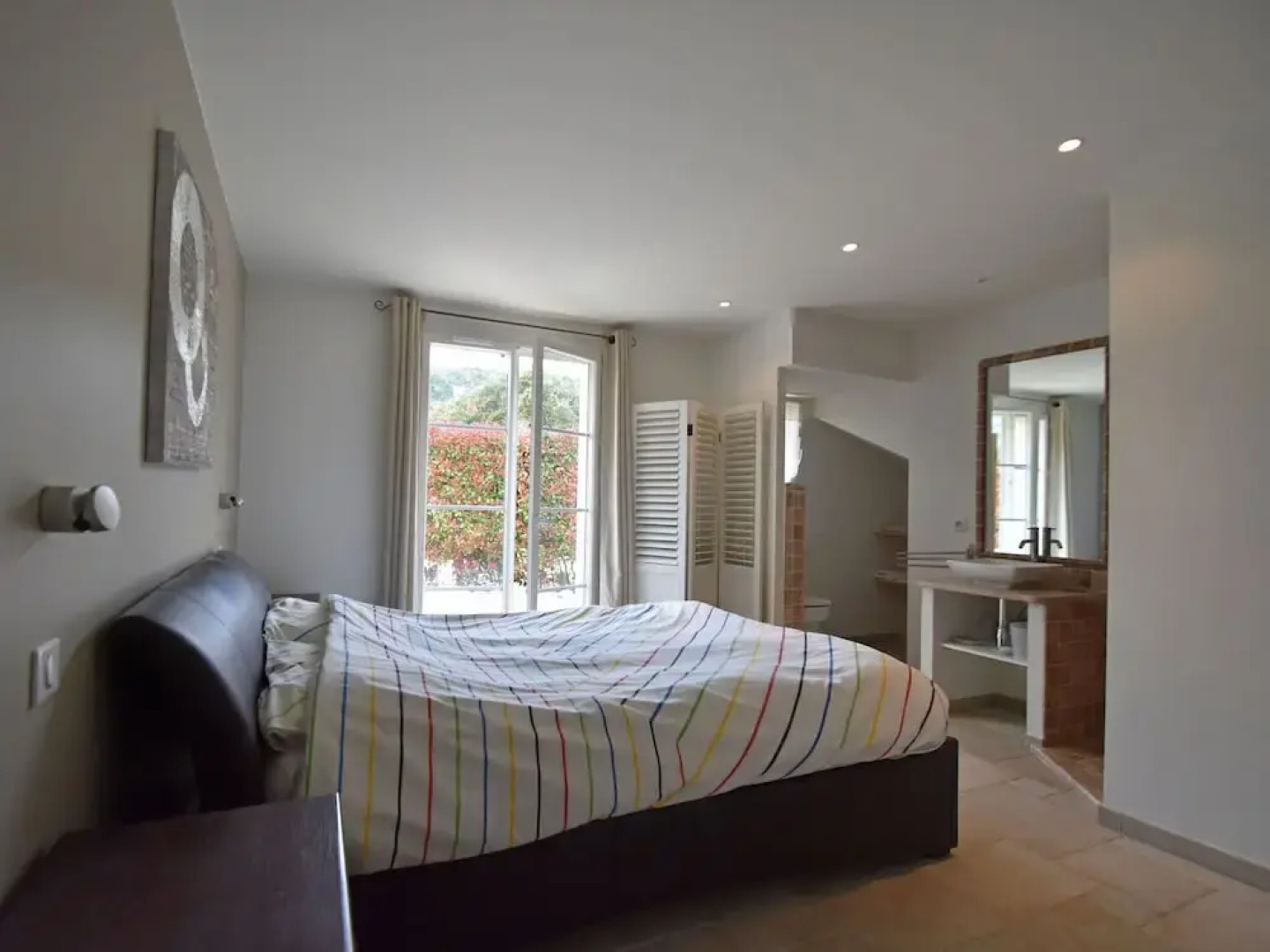 Aircon Villa With 4 Suites, Swimming Pool, Walking Distance to the Center, 20 km From the Beach