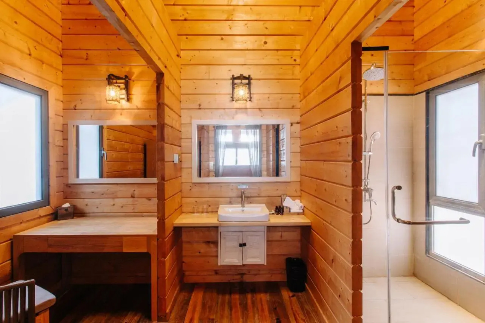 Mari Mari Backpackers Lodge, Mantanani Island