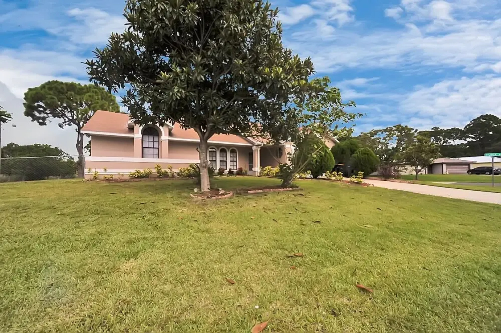 Palm Bay Delight, Large Grass Yard, 20 Minutes To The Beach 3 Bedroom Home
