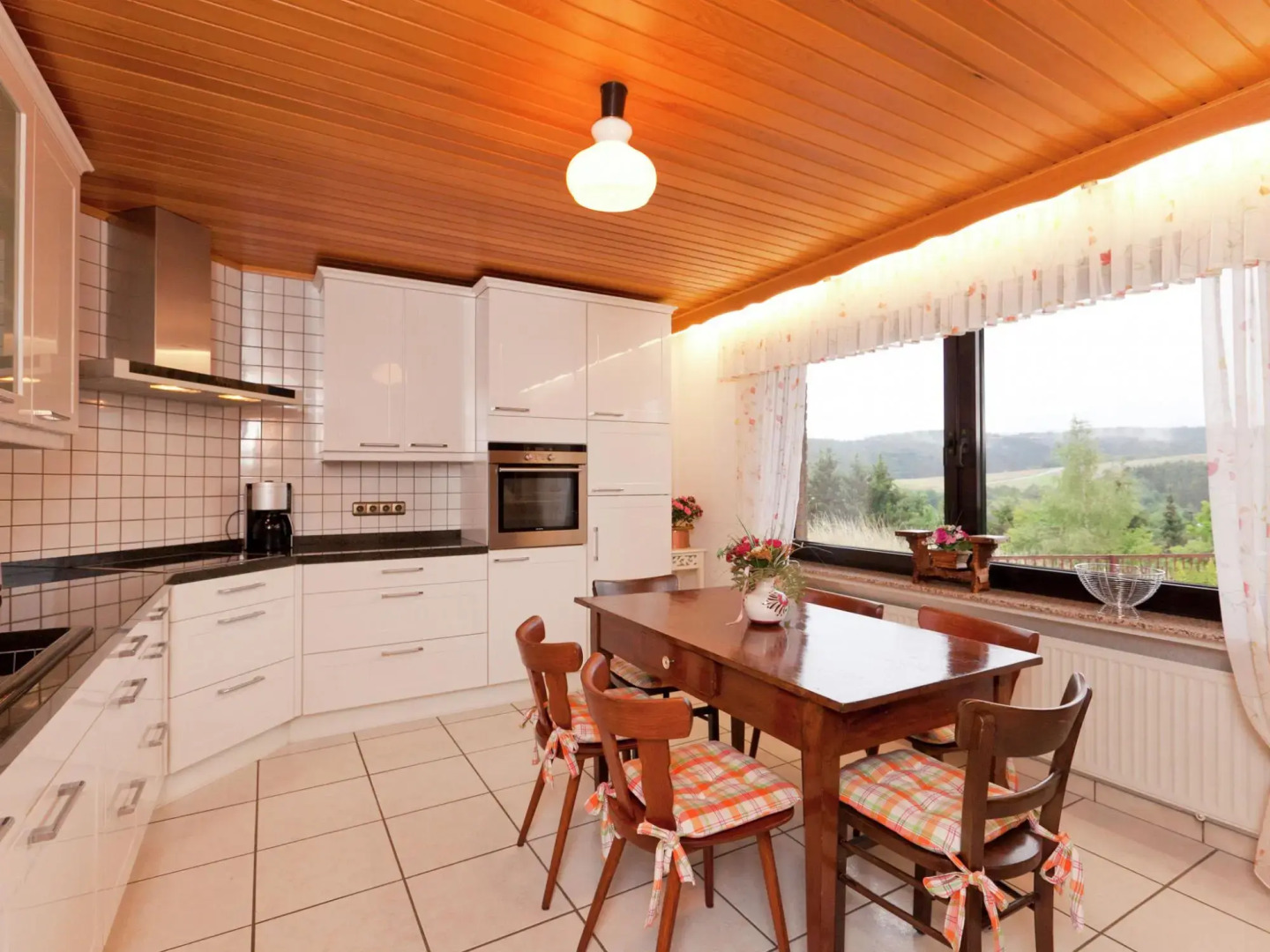 Spacious, Comfortable 5-pers House on the Ground Floor