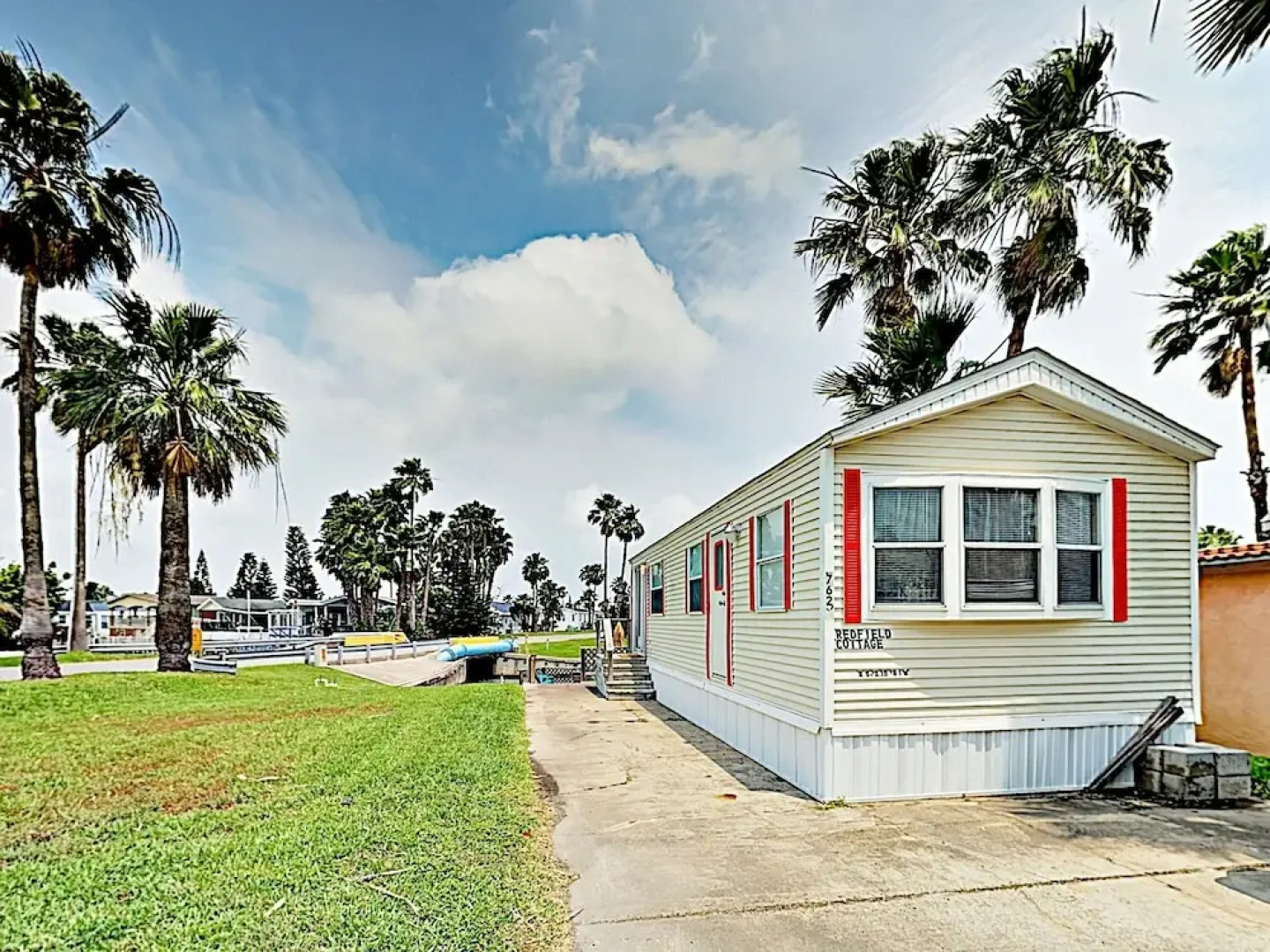 Waterfront W/ Deck & 2 Pools 1 Bedroom Condo