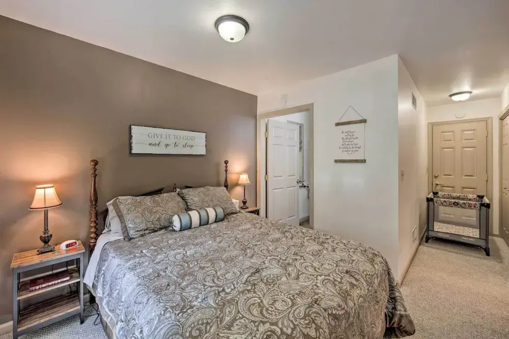 Cozy 'garden Room' in Welsh Mountain Suites!