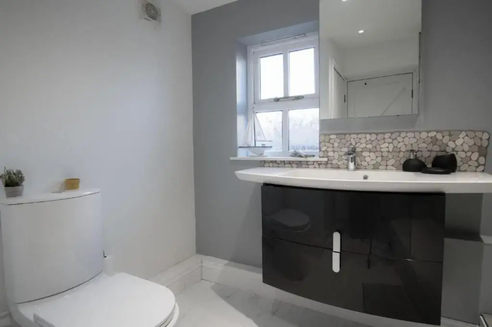 The Old Stables - 3 Bedroom Cottage - Angle