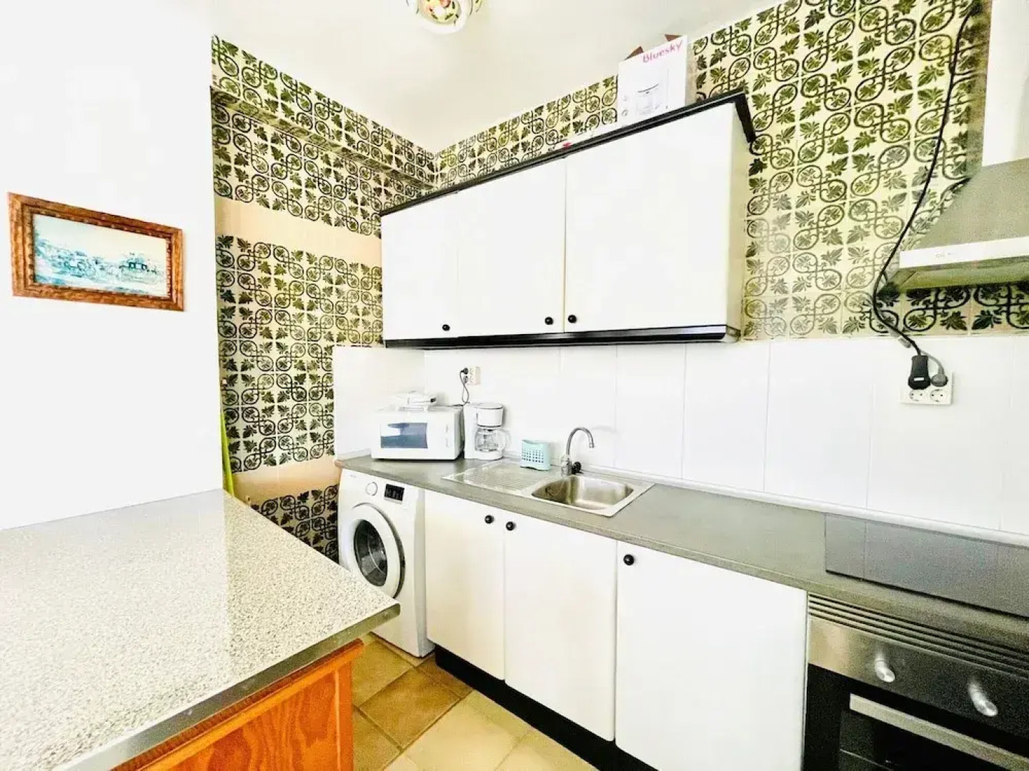 Mountain-view Apartment by Sea